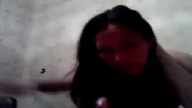 Казашка дома сосет член парня, а он снимает любительское порно